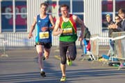 Lukas Arnold (rechts) sprintet vor Andreas Abächerli ins Ziel. (Bild: Yvonne Najer)