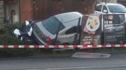 Das Auto prallte in eine Werbetafel. (Bild: Leserbild)
