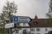 Wegweiser zur Luzerner Psychiatrie in St. Urban. Im Hintergrund die Türme des angrenzenden Klosters. (Bild: Pius Amrein)
