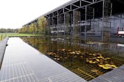 Eine ausgeklügelte Begrünung und die elegante Architektur der Fensterfabrik bilden ein ästhetisches Ganzes. (Bild: Werner Schelbert / Neue ZZ)
