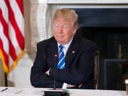 US-Präsident Trump enthüllt seine Haushaltsvorstellungen im State Dining Room des Weissen Hauses in Washington. (Bild: KEYSTONE/EPA/MICHAEL REYNOLDS)