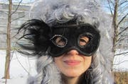 «Ich bin mit meinen Kollegen hierhergekommen. Wir ziehen seit drei Jahren die gleichen Barock-Gewänder an und haben an der Fasnacht immer viel Spass miteinander.» Julia Brun, Rotkreuz
