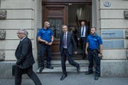 Beat Hess, Anwalt von Kripo-Chef Daniel Bussmann, sowie Polizeikommandant Adi Achermann und Kripo-Chef Daniel Bussmann beim Verlassen des Gerichtsgebäudes am Dienstagmorgen. (Bild: Pius Amrein (27. Juni 2017, Luzern))