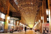 Festlich beleuchtet: die Mall des Metalli Centers. (Archivbild Werner Schelbert / Neue ZZ)