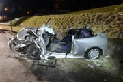 Die Lenkerin dieses Autos musste von der Strassenrettung aus dem Wrack befreit werden. (Bild: Luzerner Polizei (Ebnet, 10. März 2018))