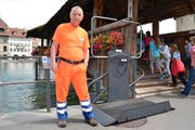 Albert Kreienbühl, Leiter Stadtteil Mitte beim Strasseninspektorat, vor dem Treppenlift der Kapellbrücke. (Bild: Stefan Roschi / Neue LZ)