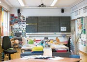 Der Blick in das Schulzimmer von Finstersee, wo vier Schulstufen zusammen unterrichtet werden. (Bild: Maria Schmid (4. Mai 2016))