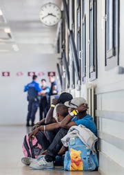 Migranten bei der Grenzkontrolle in Chiasso. (Bild: Keystone)