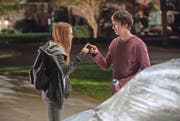 Cara Delevingne spielt die geheimnisvolle Schöne Margo und Nat Wolff den Nerd Quentin. (Bild: PD)