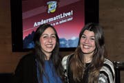 Shane Lutomirski (links) und Jenny Russi gaben gestern in Andermatt das Konzertangebot bekannt. (Bild: Urs Hanhart (Andermatt, 1. Dezember 2016))