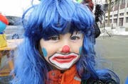 «Weil das Motto vom Chnöpfliumzug Zirkus heisst, mache ich als Clown mit. Es ist toll, dass wir Kinder einen Umzug machen dürfen, wir haben mega den Plausch.» Livia Peter, Rotkreuz (Bild: Christian H. Hildebrand / Neue ZZ)
