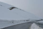Hier droht der Schnee auf die Strasse abzurutschen. (Bild: PD)
