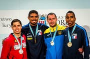 Max Heinzer (links) gewinnt Silber. Gold geht an Yannick Borel (Frankreich) und Bronze an Bogdan Nikishin (Ukraine) sowie Jean-Mcihel Lucenay (Frankreich, von links). (Bild: EPA / Tytus Zmijewski)