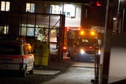 Der Einsatz ist zu Ende: Sanitätsfahrzeuge verlassen das Areal. (Bild: Maria Schmid / Neue Zuger Zeitung)