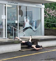 Tänzerin Irina Lorez performt vor dem Coiffeurladen. (Bilder: Eliane Rutishauser/PD (9. September 2017))