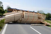 Der Anhänger kippte und verlor einen Teil seiner Ladung auf der Bernstrasse. (Bild: Luzerner Polizei)
