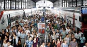 Gedränge auf einem Perron im Bahnhof Luzern. Bild: Manuela Jans-Koch (Luzern, 23. Juli 2015)