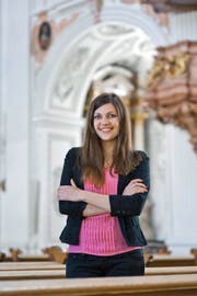 Charmant und gebildet: Jacqueline Straub – hier in der Jesuitenkirche Luzern – kämpft für die Gleichstellung unter Katholiken. (Bild Boris Bürgisser)