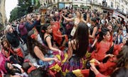 Bunt gekleidete Tänzerinnen und Tänzer am Welt-Roma-Festival in Prag. (Bild: MichalxDolezal/Imago (3. Juni 2016))