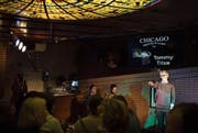 Der bekannte Slam-Poet Tommy Trixa aus Dresden am Anlass in der Chicago Bar. (Bild: Maria Schmid (Zug, 21. Februar 2018))