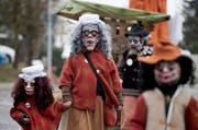 Alt und Jung: eine wilde Gruppe am Umzug in Triengen. (Bild: Corinne Glanzmann)