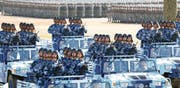 Die chinesische Volksbefreiungsarmee begeht das 90. Jahr ihres Bestehens mit einer Militärparade auf der Trainingsbasis Zhurihe in der nordchinesischen Autonomieregion Innere Mongolei. (Bild: Ju Zhenhua/Keystone (30. Juli 2017))