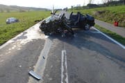 Ein Fahrzeug steht in der Wiese, das andere völlig demoliert auf der Strasse. (Bild: Luzerner Polizei)