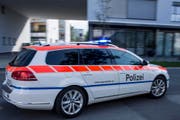 Die Zuger Polizei ist mit Blaulicht unterwegs zu einem Einsatzort. (Symbolbild) (Bild: Keystone)