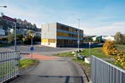 In der Moschee Dar Assalam in diesem Gewerbegebäude im Krienser Schlund soll der Prediger I. A. radikale Botschaften verbreitet haben. Gleich dahinter (links) liegt das ehemalige Motel Pilatusblick, derzeit ein Asylzentrum für minderjährige Asylsuchende. (Bild Dominik Wunderli)