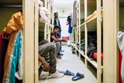 Blick in die Asylunterkunft in der Zivilschutzanlage in Dagmersellen im vergangenen März. (Bild Philipp Schmidli)