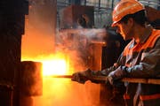 Stahlbearbeitung (unser Archivbild zeigt einen Arbeiter im Walzwerk von Swiss Steel) ist ein Geschäft mit viel Hitze. Diese soll nun wieder zu Strom werden. (Bild: Eveline Beerkircher / Neue LZ)
