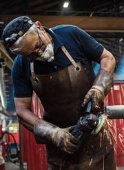 Ein längeres Erwerbsleben kann dem demografisch bedingten Fachkräftemangel in gewissen Branchen entgegenwirken. Auch die Sozialversicherungen können so entlastet werden. (Bild: Gabriele Putzu/Keystone)
