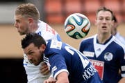Der FC Luzern taucht. Xavier Hochstrasser im Kopfballduell mit Lausannes Yoric Ravet. (Bild: Keystone)