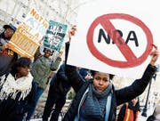 Zehntausende Schüler und Schülerinnen protestierten gestern gegen Waffengewalt und die NRA. (Bild: Justin Lane/EPA (New York, 14. März 2018))