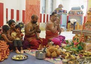 Bei der Einweihungszeremonie für den Tempel in Emmenbrücke wurden zahlreiche Opfergaben dargebracht. Sogar Ganges-Wasser fehlte nicht.