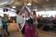Bereits am Nachmittag herrscht beim Älplerwunschkonzert auf dem Urnerboden eine ausgelassene Stimmung. (Bild: Florian Arnold / Neue UZ)