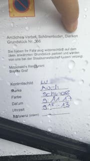 Diese Parkbusse klebte unter dem Scheinwerfer eines Mall-Kunden. (Bild: Leserreporter)