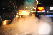 Für Autos mit hohem CO2-Ausstoss sollen die Halter künftig höhere Steuern bezahlen. Für Autos mit hohem CO2-Ausstoss sollen die Halter künftig höhere Steuern bezahlen. (Symbolbild Neue LZ)