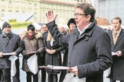 SVP-Praesident Albert Roesti, SVP-BE, eroeffnet die Unterschriftensammlung fuer ein Referendum gegen die Energiestrategie 2050, welche vom Parlament verabschiedet wurde, am Rand er der Wintersession der Eidgenoessischen Raete, am Montag, 28. November 2016, in Bern. (KEYSTONE/Anthony Anex) (Bild: Anthony Anex / Keystone (Bern, 28. November 2016))