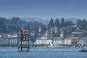 Ein Sprung in den See bringt dieses Wochenende nur bedingt Abkühlung. (Bild: Boris Bürgisser (Luzern, 20. Juni 2017))