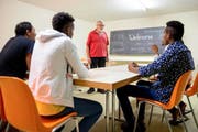 Er setzt sich freiwillig für die Asylbetreuung ein: Hans Steiner unterrichtet Deutsch in der Asylunterkunft in Meggen. (Bild: Philipp Schmidli / Neue LZ)