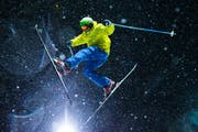 Coolness, Style und jede Menge Schnee: Ein Ski-Freestyler demonstriert am Himmel über Sörenberg sein Können. (Bild: Dominik Wunderli)