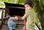Zwei Kinder spielen auf dem Spielplatz im Vögeligärtli. (Archivbild Adrian Baer/Neue LZ)
