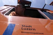 Ein Arbeiter der Abfallentsorgung blickt aus seinem Nutzfahrzeug. (Archivbild Esther Michel/Neue LZ)
