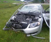 Der Autolenker blieb zwar unverletzt, das Auto jedoch erlitt Totalschaden. (Bild: Kantonspolizei Uri)
