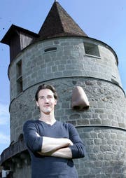 Der Künstler Luca Degunda vor dem Pulverturm mit der Nase. (Bild: Werner Schelbert / Neue ZZ)