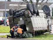 Noch ist unklar, wie es zum Unfall mit dem Duro der Schweizer Armee am Dienstag in Schwyz kam. Die Verletzten dürften alle im Verlauf des Mittwochs das Spital verlassen können. (Bild: KEYSTONE/ALEXANDRA WEY)