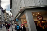 Aufgrund von Rauchentwicklung musste der C&A am Kapellplatz evakuiert werden. (Bild: Pius Amrein / Neue LZ)