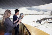 Museumsbesuch mit Tablet und App. (Bild: Bourbaki Panorama Luzern/Natalie Boo)