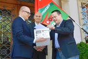 Staatsschreiber Mathias Brun, SVP-Sekretär Roland Lutz und Parteipräsident Xaver Schuler (von links) bei der Übergabe der Unterschriften. (Bild Bert Schnüriger)